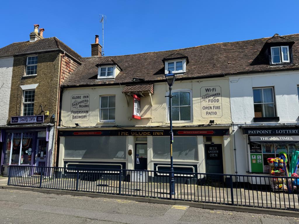 Lot: 86 - TOWN CENTRE PUBLIC HOUSE WITH COURTYARD GARDEN AND OWNERS ACCOMMODATION - Front of property